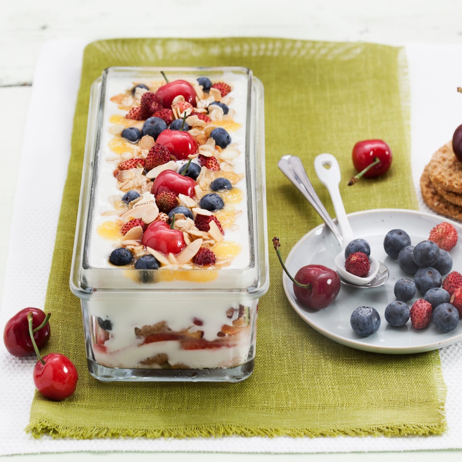 Tiramisù di yogurt alla frutta, avena e mandorle